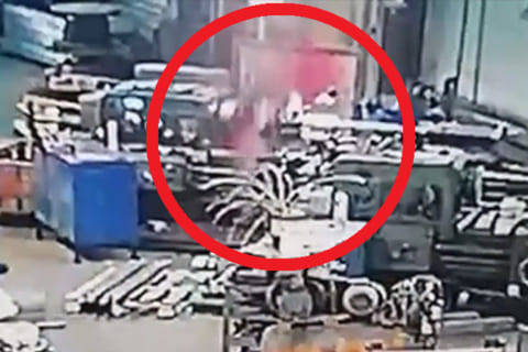 【閲覧注意】工場作業員が機械でグルグルにされる事故史上 ”一番ヤバイ” 最新動画が話題に