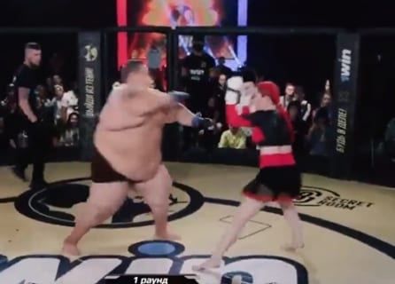 【動画】プロの女格闘家が体重230kgの大男と試合した結果…マジかよ…