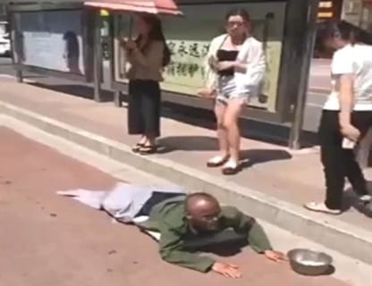 【動画】中国の足がない乞食。お姉さんが足の部分を踏んでみた結果ｗｗｗ