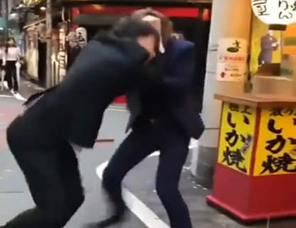 【閲覧注意】日本の路上喧嘩（ホスト同士）がショボすぎると海外で話題に