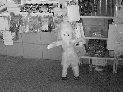 【超恐怖】おもちゃ屋の店主「監視カメラに幽霊が映ってた。これ見てくれ…」
