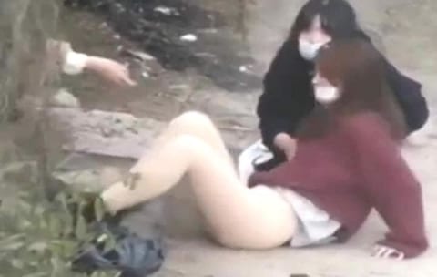 【動画】女の子、フェンスにスカートが引っかかり下半身が丸裸になるｗｗｗ