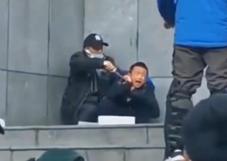【衝撃映像】中国で人質を取った男が警察に頭を撃ち抜かれる瞬間…！