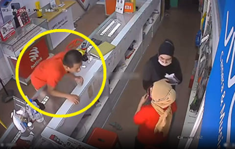 【動画】携帯ショップの女店員3人、池沼オ○ニー男に襲われる