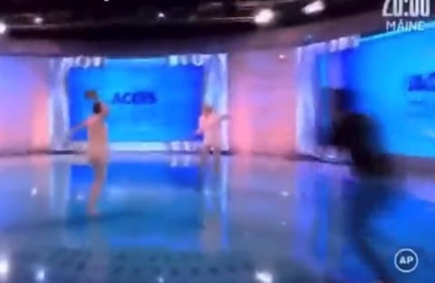 【速報】ニュース番組で放送事故。女子アナに裸の変質者が襲い掛かる（動画あり）