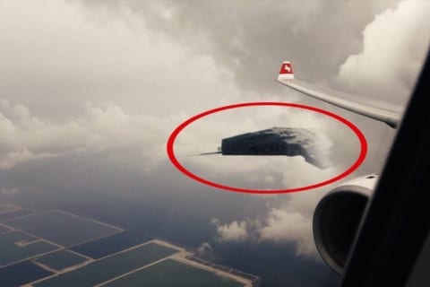 【衝撃】上空10000mにいる私、雲の上で ”見ちゃいけないもの” を見てしまった…（動画）