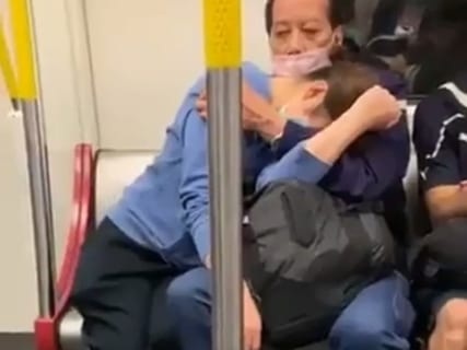 【激写】電車で女の子が汚いおっさんにイカされてるんだがｗｗｗｗ（動画あり）