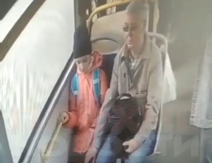 【動画】ロリコンの隣に座った女子小学生がバス内でされていた事。キモすぎる…