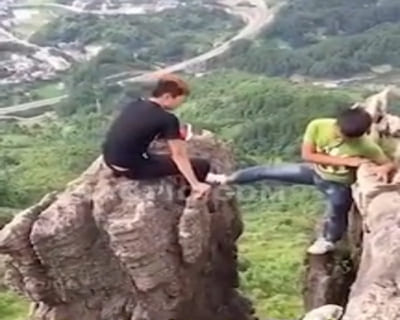 ダーウィン賞(世界一ヒドい死に方)ノミネートされたDQN達の動画がコチラ・・・ ダーウィン賞(世界一ヒドい死に方)ノミネートされたDQN達の動画がコチラ・・・