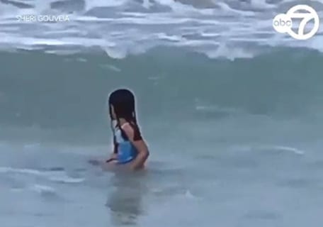 【恐怖】海水浴場で女子小学生撮影してたら…ヤバい事が起きた…（動画あり）