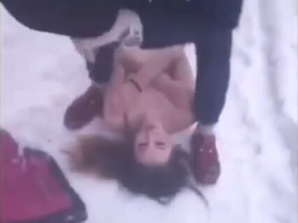 【動画】ロシアの10代美少女。やめてと懇願するも裸にされめちゃくちゃにされる…