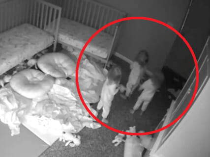 【超恐怖】三つ子（3歳）の娘達が夜中「幽霊」を見たというので監視カメラ確認したら…マジで怖すぎた