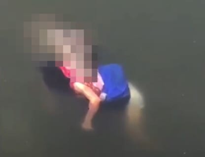 【閲覧注意】衝撃動画。湖で洗濯してた女ホームレス、モンスター級の化け物に襲われ死亡