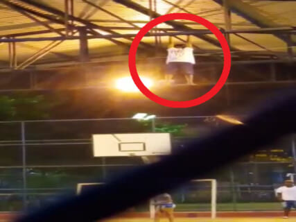 【閲覧注意】体育館の天井に挟まったJKのボールを取ってあげた高校生、今から死亡します…