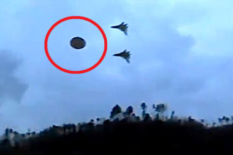 【衝撃】軍隊がUFOを見つけ、ミサイルで撃墜しようとした結果・・・（動画）