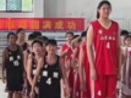 【衝撃】女子中学生バスケに2m23cmの女の子が現れた結果ｗｗｗ（動画あり）