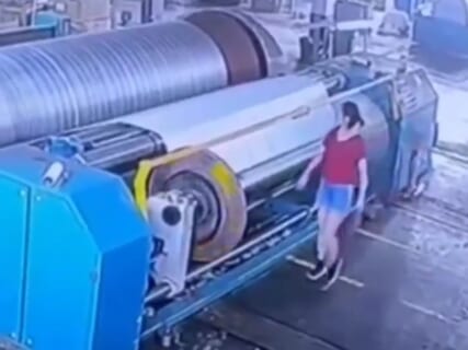 【閲覧注意】工場の女が機械でグルグル巻きにされ即死する映像が怖すぎる