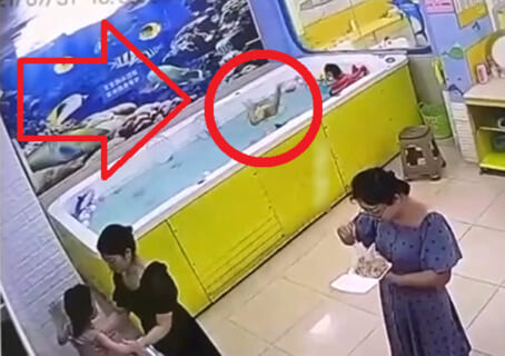 【閲覧注意】プールで母親が90秒、子供から目を離した結果・・・（動画あり）