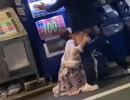 海外で「日本の街中で撮影されたセ○クス動画」が話題に。これは恥ずかしいｗｗｗ