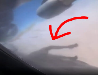 【閲覧注意】米飛行機にしがみついたアフガン民、”落ちなかった人” は上空10000mでこうなった…