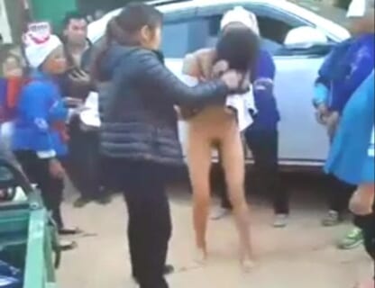 【ガチ動画】万引き犯の女、街中でマ○コ丸出しの刑を受ける。これはエロい