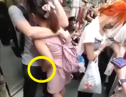 【動画】地下鉄で女が男をイカせようとしてる。マジでキショい
