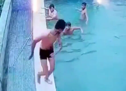 【閲覧注意】プールで遊んでて一瞬で死亡した若者の動画が話題に。これは怖い