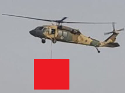 【衝撃】タリバン、アメリカの戦闘ヘリから誰かを吊るしてるのが目撃される（動画）