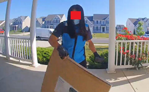 【衝撃】アマゾン宅配の女がヤバイ事してる玄関の監視カメラ。マジかよコイツ