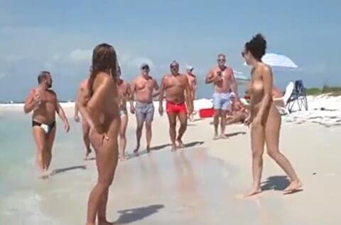 【動画】海で全裸美女2人が男6人組をナンパした結果…信じられない事が起こる…