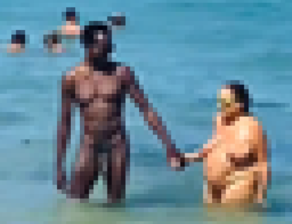 【画像】海で ”セ○クス目的” で付き合ったとんでもないカップルが発見される