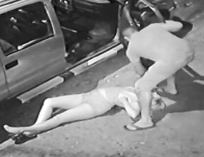 【閲覧注意】深夜2時の街頭カメラに記録された20代女性の映像怖すぎ…（動画あり）