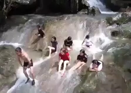 【閲覧注意】滝で遊ぶ若者たち ⇒ 今から恐ろしい事が起こり3人が死亡します…