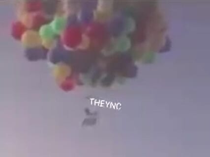 【衝撃】風船で空を飛んだ男の ”2時間後の姿” ヤバすぎ…（動画）