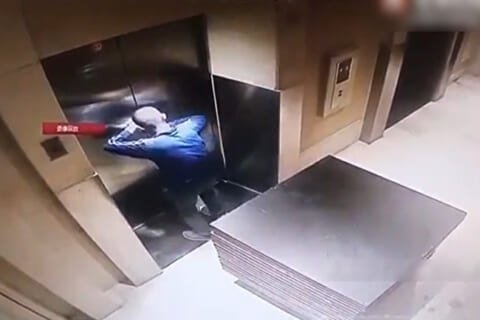 【衝撃映像】エレベーターで200kgの荷物を運んでる男、ありえない死に方する・・