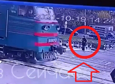 【衝撃】ヘッドホンをつけて線路上を歩いていた女子高生、一瞬で死亡（動画あり）