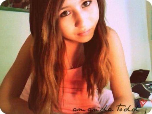 YouTubeでいじめを告白し自殺した14歳の少女、「アマンダ・トッド」の顔写真30枚