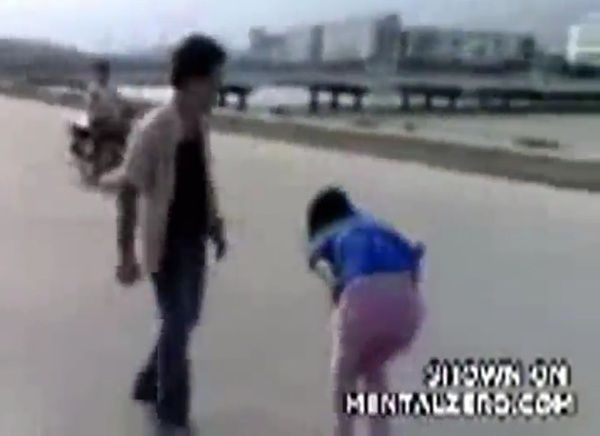 ［ベトナム］女の子のお腹を思いっきり蹴る最悪な男