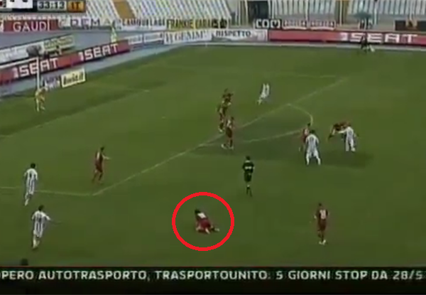 試合中に倒れた選手が死亡、イタリア・セリエBで（動画）