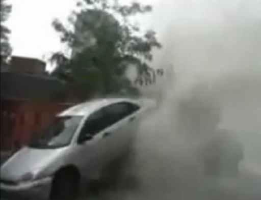 下水道が【爆発】、車さえ宙に浮かぶその破壊力。［MOVIE］