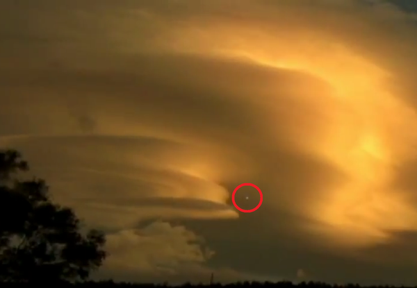 世界中から集められたUFO（未確認飛行物体）動画、2012年のTOP20