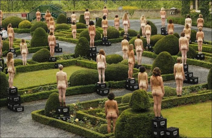 【ベルギー】ヌード撮影に、老若男女［800］人が大集合［8］images