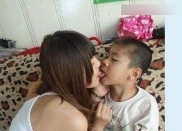 子供たちに仕方なくセクハラされてる女性の画像がエロい。