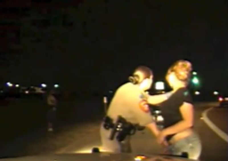 アメリカの警察官が ”麻薬検査” と称し2人の女性の性器や肛門に指を入れている映像