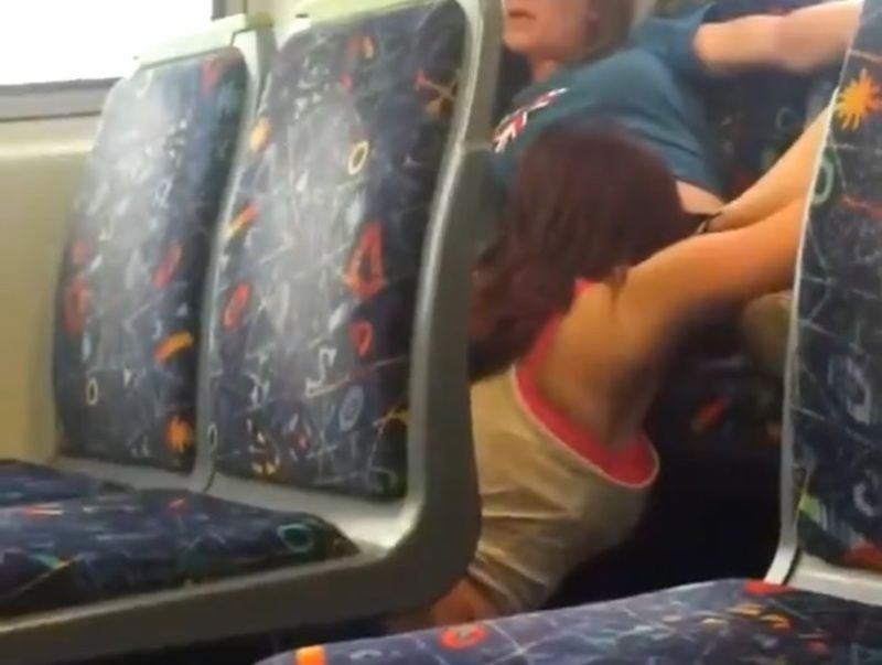 【動画】電車の中でレズビアンのカップルが性行為してる・・・