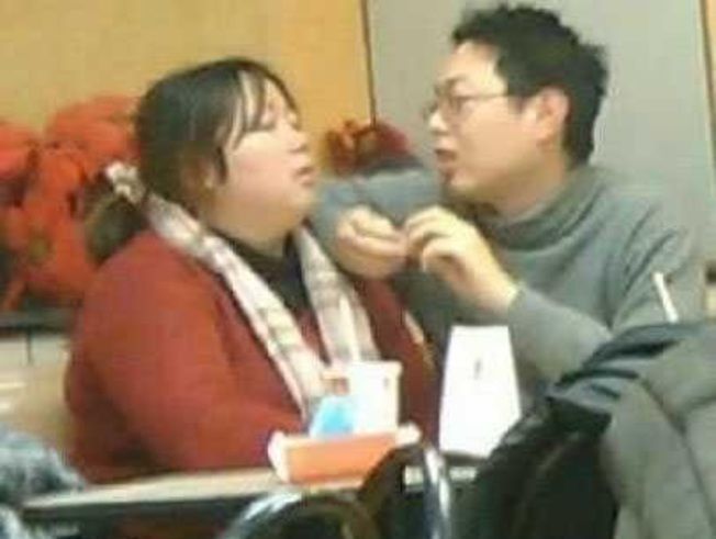 ［中国］人前でイチャつくブサイクなカップルがめっちゃ写真撮られて晒されてる…