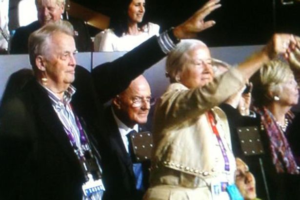 ロンドン五輪 開会式で「ナチスの敬礼」をしている男がTVに映り込み話題に