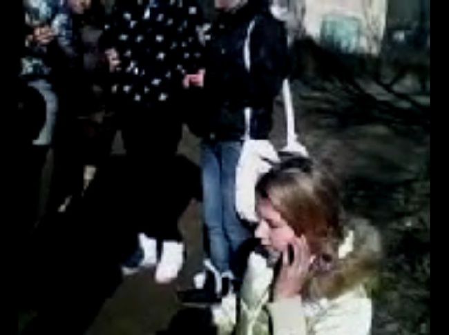 可愛い女の子に靴を舐めさせる… 屈辱的なロシアのいじめ