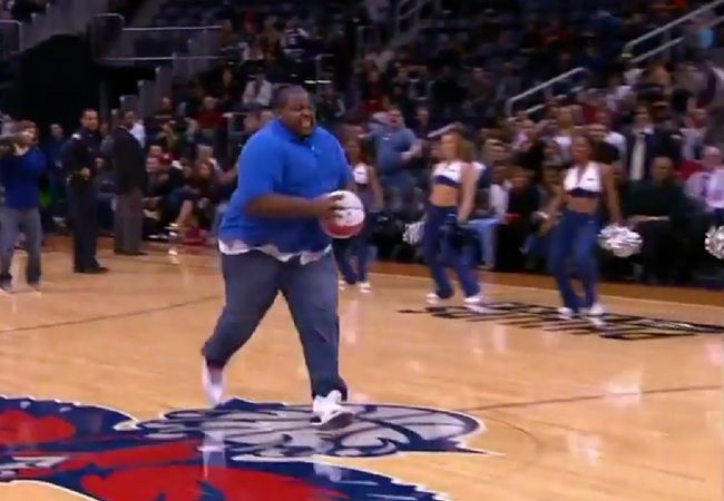 ダンクに挑戦したデブ、NBAのハーフタイムショーで恥をかく