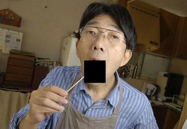 海外「日本のおっさんがヤバイもの食ってる…。」